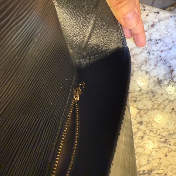 Louis Vuitton Saint Cloud Leather Crossbody - Picture 9 of 9